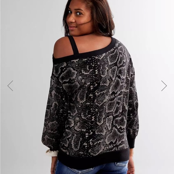 ✨Snake Skin Sweatshirt✨ - Picture 2 of 4